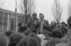 Bydgoszcz, marzec 1981. Lech Wałęsa przemawia do tłumu w czasie tzw. wydarzeń marcowych