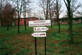 We wsi kilka skromnych znaków, jak dojść do być może pierwszej stolicy Polski.