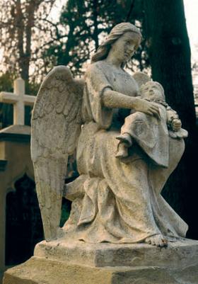 anioł piastujący dziecko – jeden z motywów rzeźbiarskich pojawiających się na grobach najmłodszych mieszkańców Powązek.