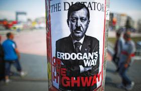 Przeróbka słynnej okładki magazynu „Time” z kilkoma zmianami, m.in. nowym hasłem: „Albo tak, jak chce Erdogan, albo wcale”.