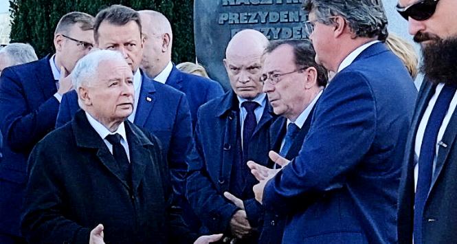 Jarosław Kaczyński rozmawia z Mariuszem Kamińskim i Maciejem Wąsikiem podczas miesięcznicy smoleńskiej.