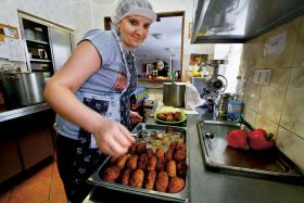 Jola pracuje w kuchni w ramach programu.