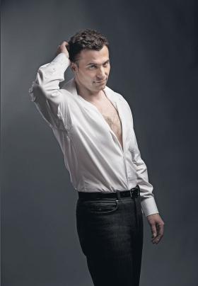 Przed wyborami do europarlamentu Wojciech Olejniczak wystąpił w sesji zdjęciowej „z nagim torsem” (2009 r.). Media komentowały, że zabiega o głosy kobiet i gejów.