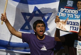 Listopad 2010 r. - protest przed biurem premiera Netanjahu przeciwko planom czasowego wstrzymania budowy osiedli żydowskich na Zachodnim Brzegu.