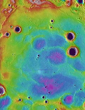 Równina na północy Merkurego. Wyraźne kształty to kratery uderzeniowe. Mniej wyraźne to ślady po kraterach z  pęknięciami, powstałymi wskutek ochładzania się i ogrzewania. Obraz pochodzi z sondy Messenger, która 18 marca okrążała planetę przez 12 godzin.