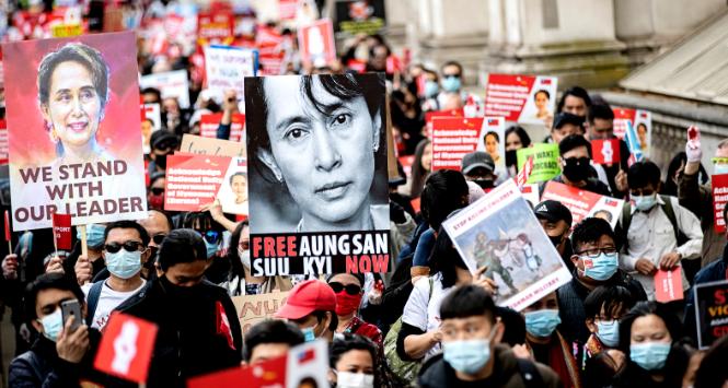 Protest na rzecz uwolnienia Aung San Suu Kyi. Londyn