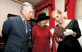 Gillian Anderson z księciem Karolem i Camillą.