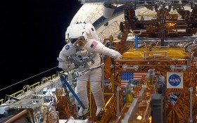 Spacer w gąszczu urządzeń ISS.