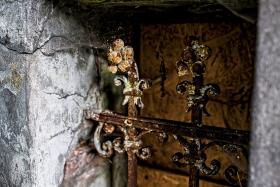 Kilkaset – dziś pordzewiałych –  rzeźbionych, metalowych kwiatów to jedno z najmocniejszych wspomnień Jarosława Iwaszkiewicza odwiedzającego w Turczynku śmiertelnie chorego kochanka.