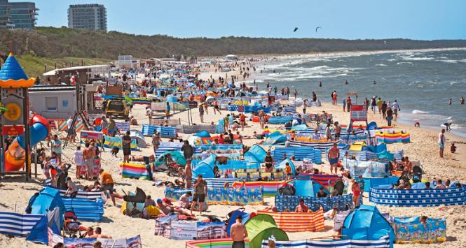 Z początkiem wakacji ruszyła dyskusja: zabudowywać plaże i na ile ? (na fot. Międzyzdroje).