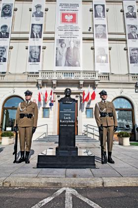 Przenośne popiersie Lecha przed siedzibą dowództwa warszawskiego garnizonu