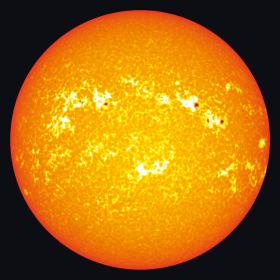 Plamy na Słońcu to wbrew pozorom miejsca, w których temperatura wzrasta w porównaniu z obszarami bez plam.