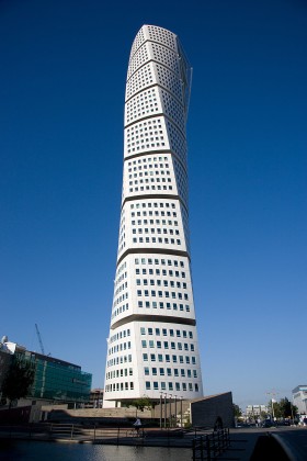Turning Torso w Malmö. Projekt – Santiago Calatrava. To on pierwszy zaczął projektować budynki o nierównej, skręconej lub wijącej się linii ścian. Podobny wieżowiec, Fordham Spire, także autorstwa Calatravy, znajduje się w Chicago.