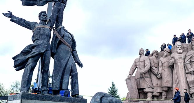 Demontaż komunistycznego pomnika Przyjaźni Narodów w Kijowie, 26 kwietnia 2022 r.