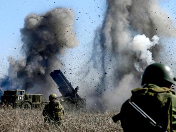 Rosyjscy żołnierze z dywizji artyleryjskiej ostrzeliwują pozycje ukraińskich sił zbrojnych w rejonie Awdijiwki, początek marca 2024 r.