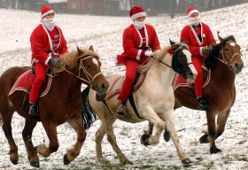 To także czas nowinek i mieszających się tradycji. Pokazy konne podczas zlotu Świętych Mikołajów. Szymbark, 2005 r.