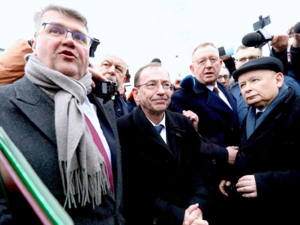Maciej Wąsik, Jarosław Kaczyński, Mariusz Kamiński pod Sejmem