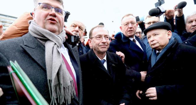 Maciej Wąsik, Mariusz Kamiński i Jarosław Kaczyński pod Sejmem, 7 lutego 2024 r.