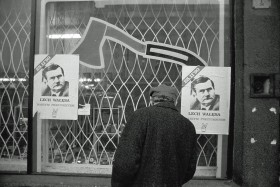 Wałęsowskie przyspieszenie - 17 listopada 1990 r. ogłosił start w wyborach, 25 listopada wygrał pierwszą turę, a dwa tygodnie później drugą. Niektóre plakaty odwoływały się z kolei do motywu siekiery, którą przyszły prezydent miał ciąć złodziei