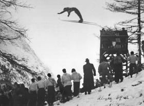Skok Hansa Almera w Pontresinie w regionie Gryzonii. Długość skoku – 69 m. Zawody odbyły się w 1938 r.