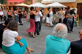 Weekendowa danzata odbywa się co tydzień w innej wiosce, zabawa trwa do białego rana.