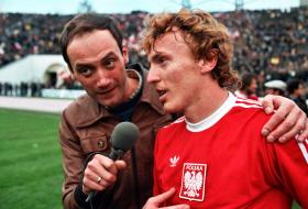 Dariusz Szpakowski i Zbigniew Boniek po wygranym przez Polskę (3:2) meczu z NRD, 1981 r.