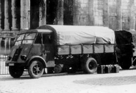 Renault AHN. Takiej ciężarówki używano do przewozu więźniów z al. Szucha do więzienia na Pawiaku.