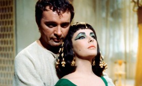 Gdy na planie „Kleopatry” wybuchł na oczach całego świata płomienny romans wszech czasów z Richardem Burtonem, niszcząc jego małżeństwo, uwielbienie widzów natychmiast się ulotniło