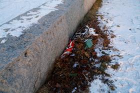Smutny widok. Śmieci leżące przy murze pomnika pamięci po jedwabieńskich Żydach.