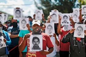 Demonstranci przed siedzibą prokuratury w Chilpancingo domagający się informacji o losach „znikniętych” studentów z Ayotzinapa.
