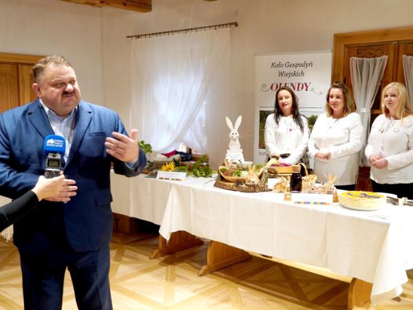 Radny Konfederacji zdecyduje o tym, kto będzie rządził na Podlasiu. Na zdjęciu: Stanisław Derehajło podczas prezentacji laureatek kulinarnego konkursu dla Kół Gospodyń Wiejskich w 2019 r.