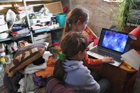 Dom Marzeny Całki. Córki Dominika i Andżelika cieszą się laptopem, który dostały od sponsorów.