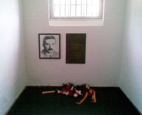 Obaj złożyli wiązanki w celi, w której przetrzymywany był dowódca AK generał Stefan Grot - Rowecki, zamordowany w Sachsenhausen latem 1944 roku.