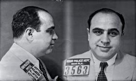 Alfons Capone, drobny włoski gangster, który niespodziewanie został królem Chicago.