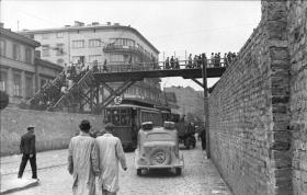 Kładka łącząca dwa obszary warszawskiego getta nad ulicą Chłodną, 1942 r.