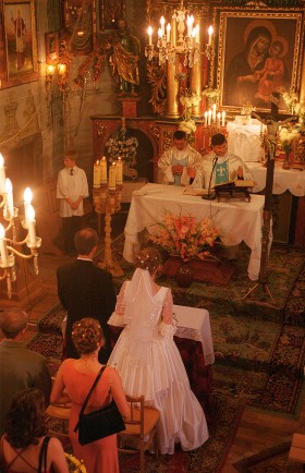 Ślub w drewnianym kościółku. Średnia Wieś, sierpień 2002 r.
