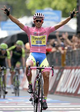 Hiszpański kolarz Alberto Contador w różowej koszulce lidera Giro d'Italia, 2015 r.
