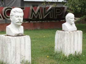 Od czasu rozpadu ZSRR w całej Rosji odsłonięto lub zrekonstruowano ponad 60 pomników Józefa Dżugaszwilego.