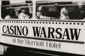 Warszawski Marriott powstał jako pięćsetna placówka tego międzynarodowego systemu hotelowego. 20 pięter, 524 jednostki mieszkalne, 34 apartamenty, centrum biznesowe, baseny, sauna... i kasyno.