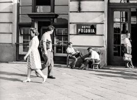 Pucybut przed hotelem Polonia w Alejach Jerozolimskich, 1968 rok.