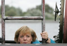 Angela Merkel na niemieckim okręcie U 33 w porcie Warnemünde w pobliżu Rostocku, sierpień 2006 r.