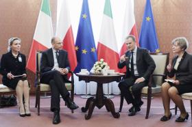 Premier Donald Tusk i ówczesny premier Włoch Enrico Letta podczas spotkania w Warszawie w grudniu 2013 r. Obu politykom towarzyszą tłumaczki.