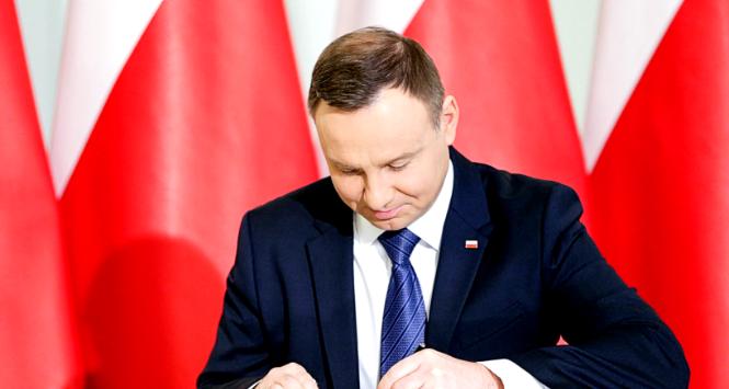 Andrzej Duda podpisuje ustawę o zmianie ustawy o doręczeniach elektronicznych, czerwiec 2021 r.