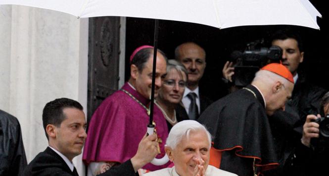 Benedykt XVI ze swoim kamerdynerem Paolo Gabrielem, jeszcze przed skandalem.