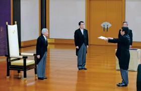 Cesarz Akihito (z lewej) przyjmuje nowo powołany gabinet premiera Kana.