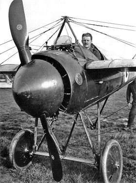 Morane-Saulnier Typ N. Na śmigle widoczne dwa stalowe odbijacze. Ten niezwykły wynalazek został wkrótce zastąpiony przez synchronizator.
