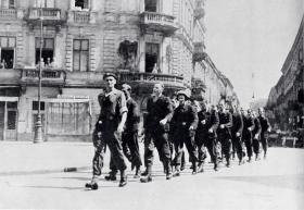 Grupa żołnierzy z oddziału Chwaty przy zbiegu ulic Szpitalnej i Zgoda