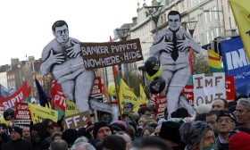 Protesty w Dublinie, 27 listopada 2010. Na kartonach sylwetki nielubianych polityków: premiera i ministra finansów.