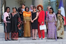 Paryż 2010 r. Ówczesna pierwsza dama Francji Carla Bruni-Sarkozy i 10 pierwszych dam krajów afrykańskich; czwarta od prawej – prezydentowa Kamerunu Chanatal Biya, słynąca ze swych fryzur.