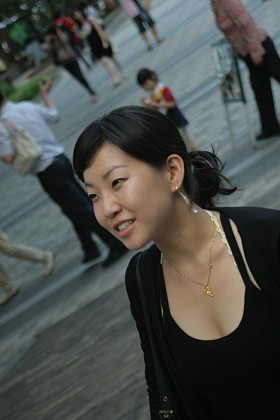 Dwudziestolatka Sonia Im. Koreanka, która wykształciła się na najlepszych uniwersytetach  na Tajwanie. Poznała świat, świetnie mówi po angielsku.  Teraz - z dyplomem  i doświadczeniami - wróciła  do rodzinnego kraju. Szuka pracy i pewnie szybko ją znaj